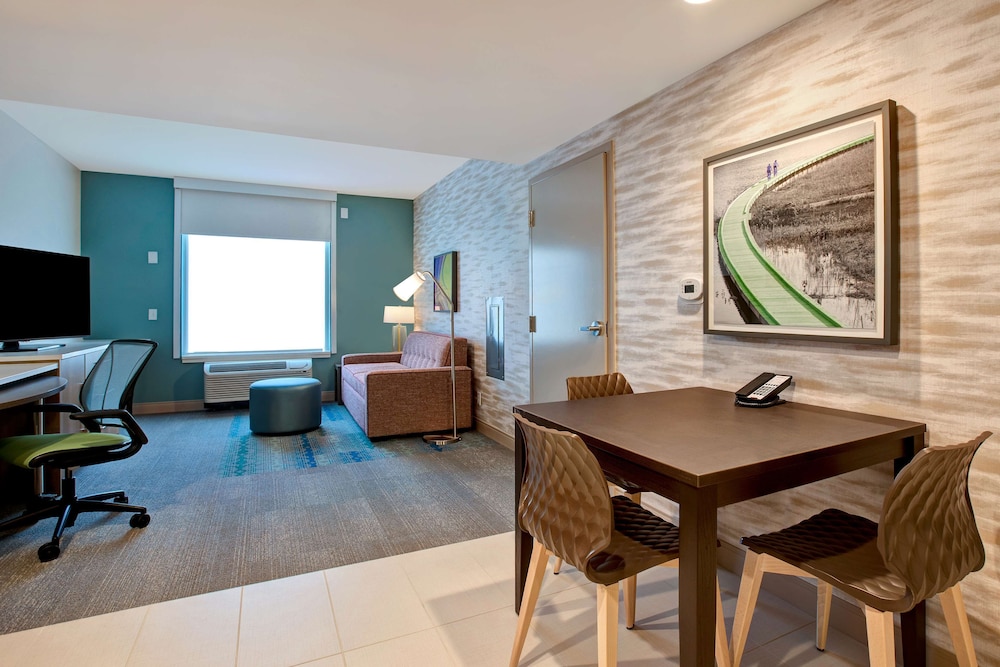 Suite, 1 King Bed, Accessible (Mobility & Hearing, Roll-in Shower) - Photo 3