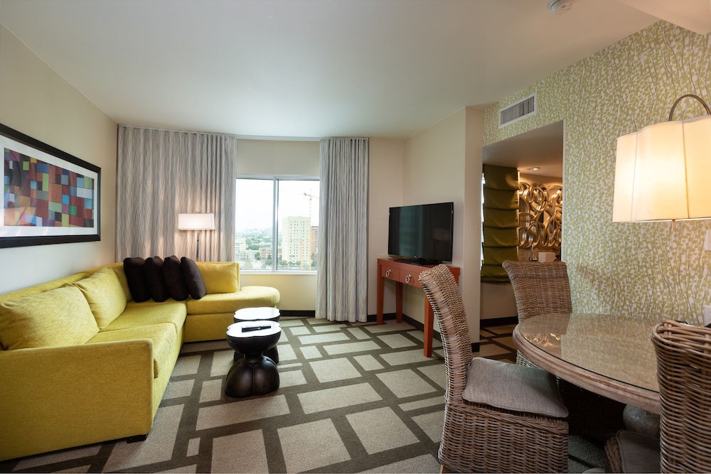 Suite, 1 King Bed, Accessible, Non Smoking (Bathtub) photo 2