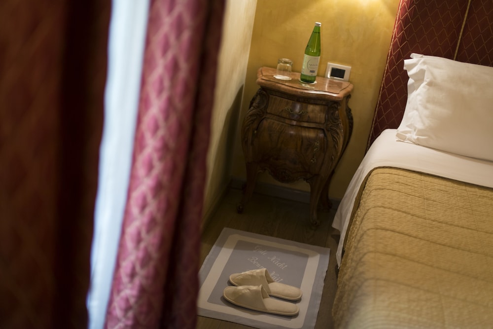 Romantic Double Room, 1 King Bed, Ensuite, City View photo 3