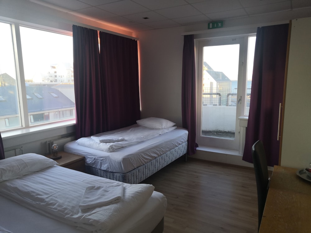 Standard Triple Room, 3 Twin Beds, Balcony, Sea View photo 1