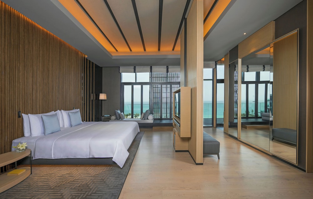 Royal Suite, 3 Bedrooms, Oceanfront with Complimentary Rainforest Experience once per stay