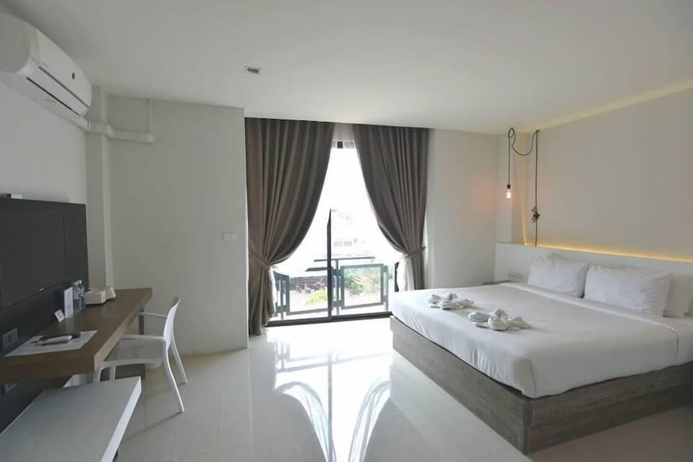 Superior Room, 1 King Bed, Private Bathroom, Tower photo 1