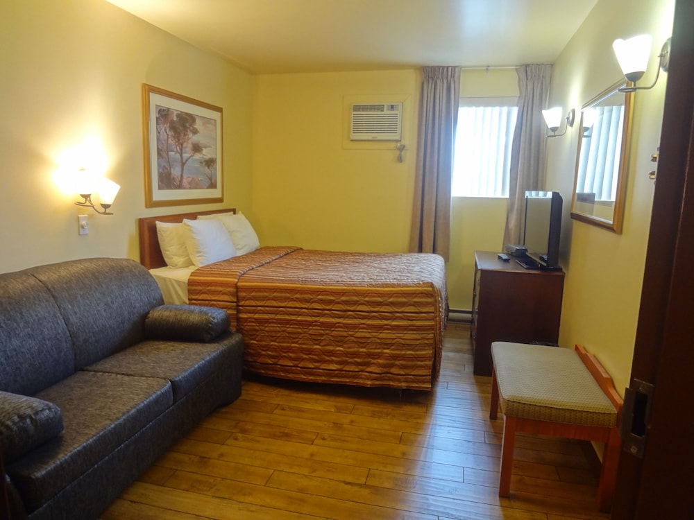 Connecting Room (basement), 2 Queen Beds with Double Sofabed photo 2
