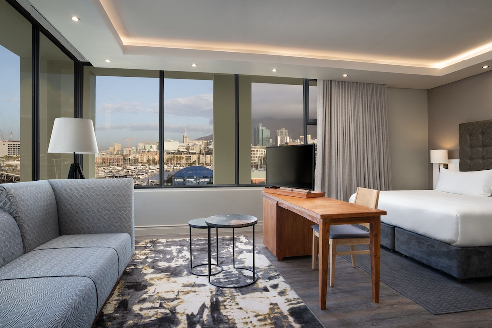 Junior Suite, 1 King Bed, Corner photo 1