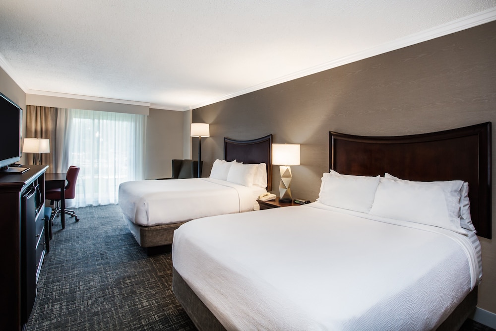 Premium Room, 2 Queen Beds, Pool View - Photo 4