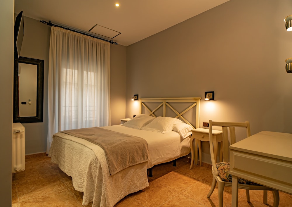 Double or Twin Room - Photo 7
