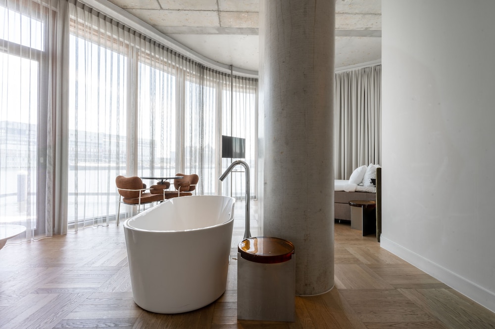Panoramic Suite, 1 King Bed, Lake View