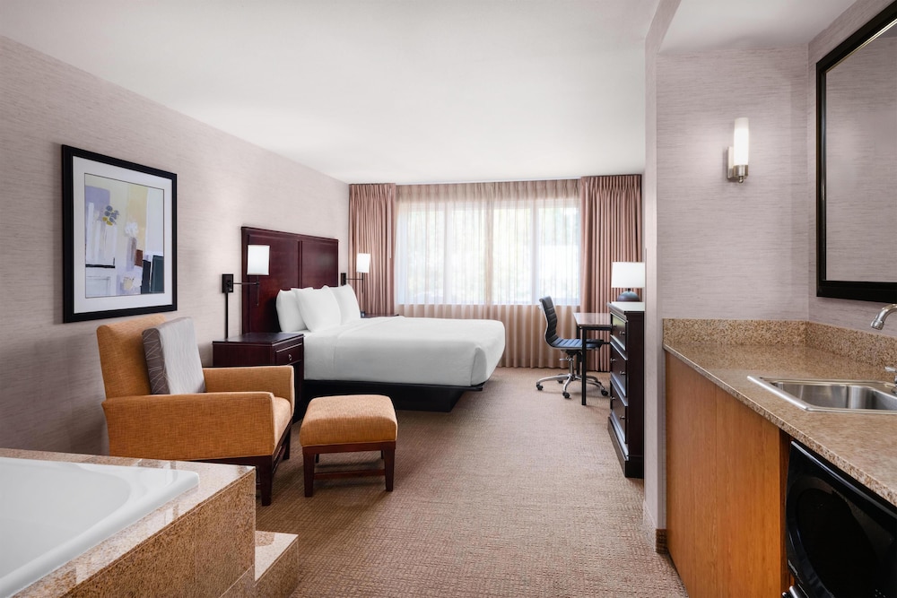 Standard Room, 1 King Bed, Accessible, Bathtub photo 1