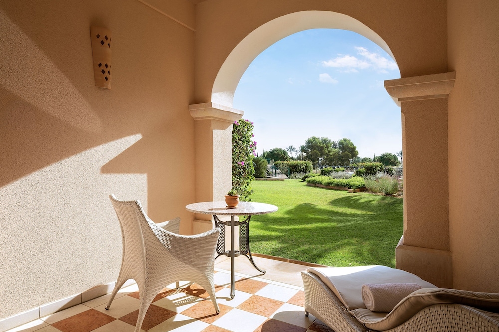 Grand Deluxe Room,1 King Bed, Garden Access