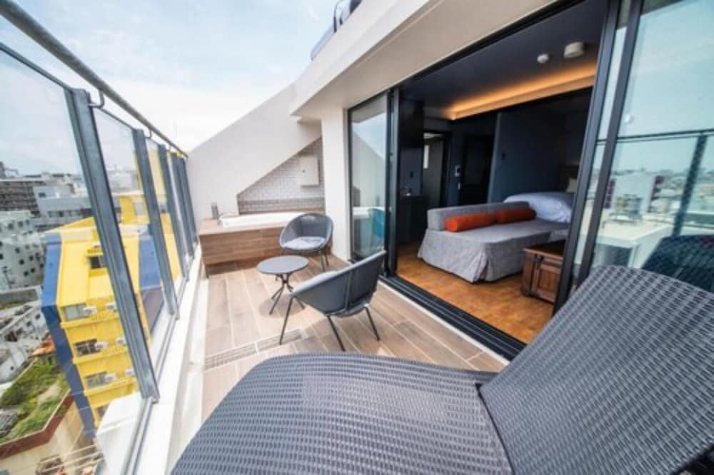Suite Room with Balcony and Jetted Tab, Non Smoking - Photo 6