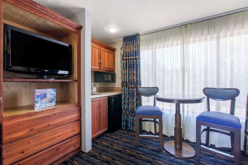 Suite, 1 King Bed, Non Smoking - Photo 3