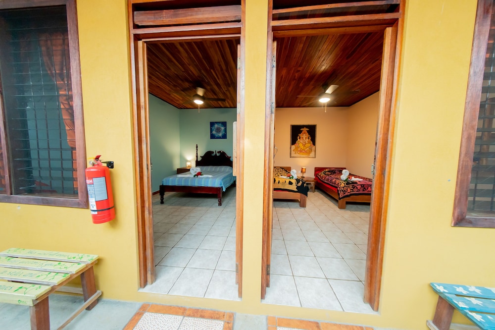 Twin Room, 2 Twin Beds, Shared Bathroom photo 3