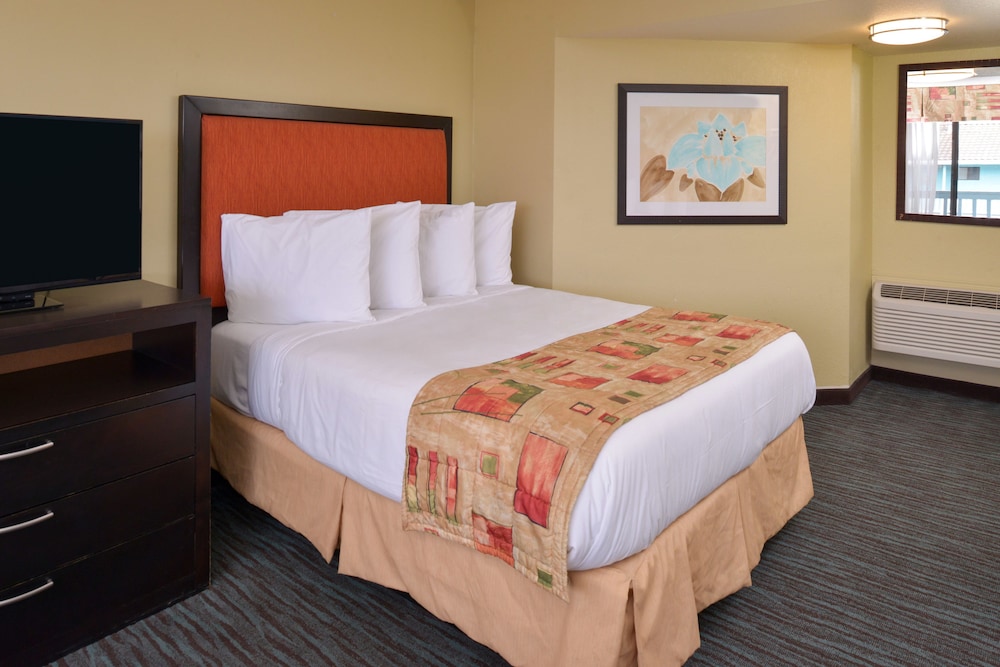 Standard Room, 1 Queen Bed - Photo 2