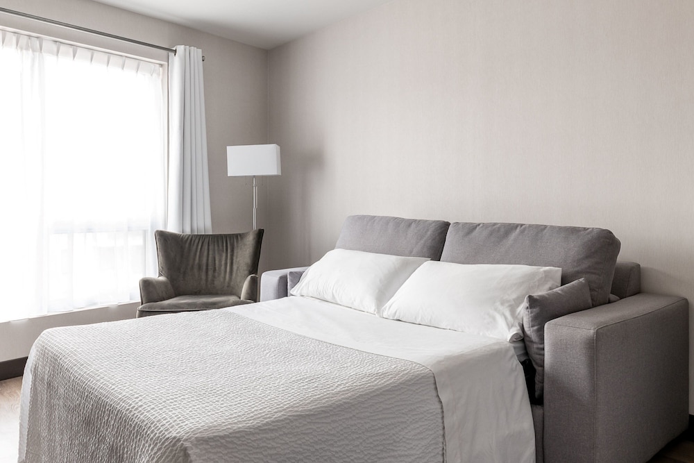 Premium Room, 1 King Bed with Sofa bed - Photo 2