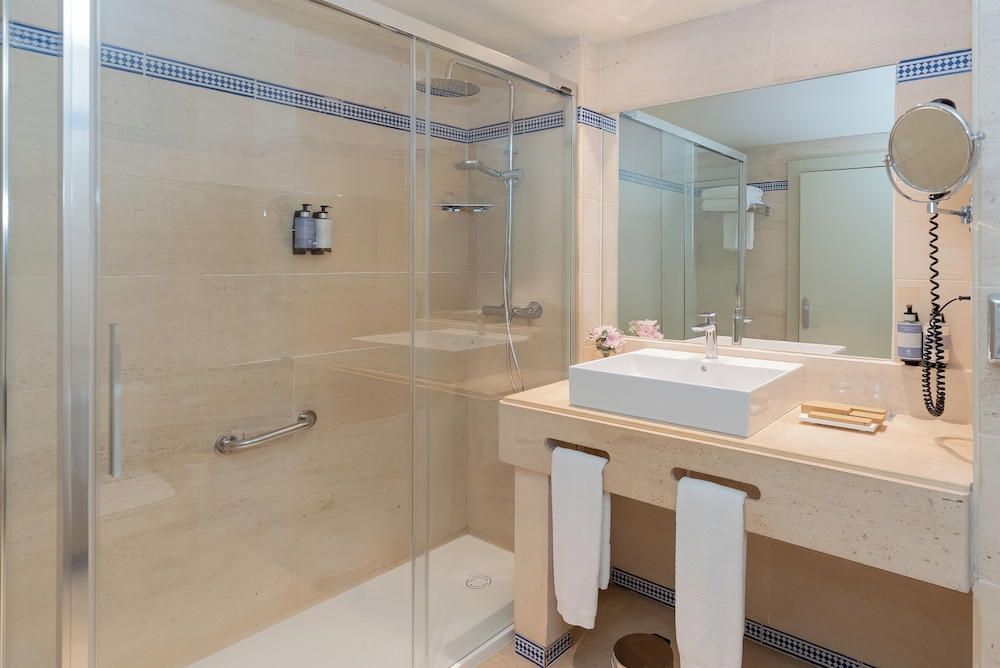 Deluxe Room, 1 King Bed, River View - Photo 3