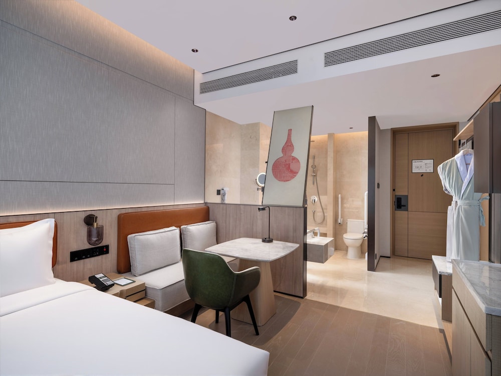 Superior Room, 1 Queen Bed, Mobility Accessible