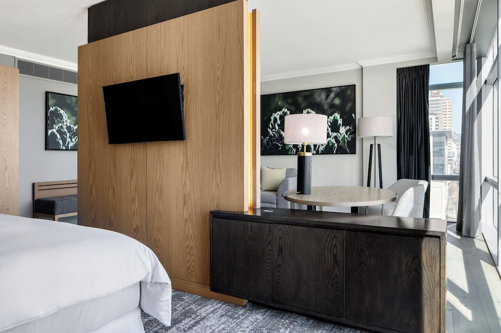 Junior Suite, 1 King Bed with Sofa bed - Photo 1