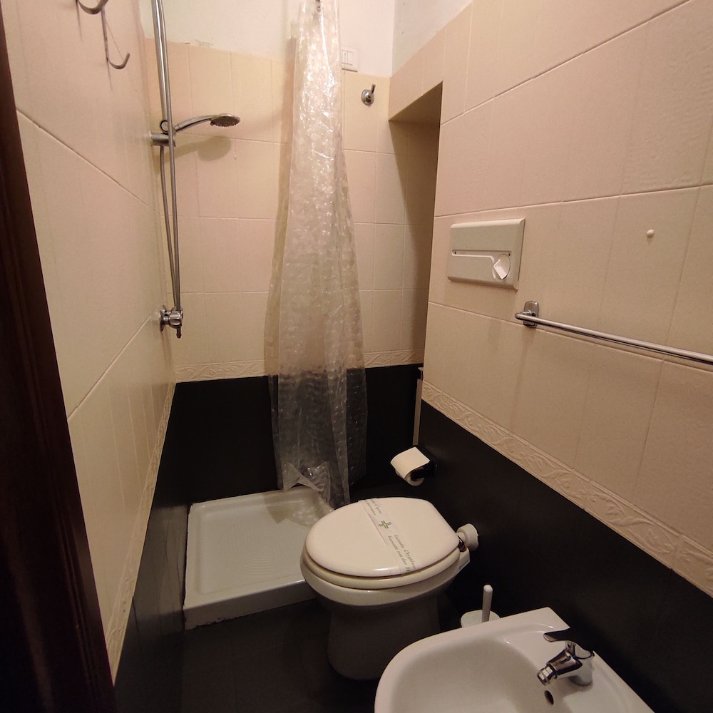 Basic Double Room, 1 Double or 2 Twin Beds, Non Smoking - Photo 9