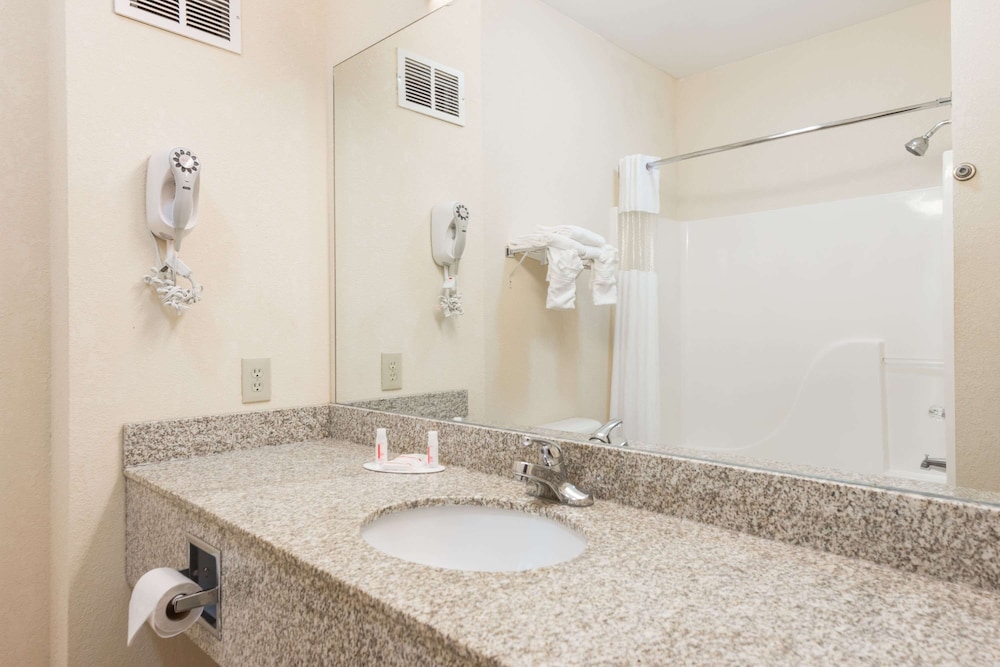 Suite, 1 King Bed, Smoking, Jetted Tub - Photo 2