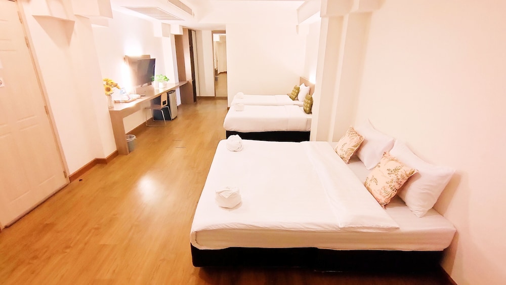 Family Quadruple Room, Multiple Beds, Non Smoking, Park View photo 2