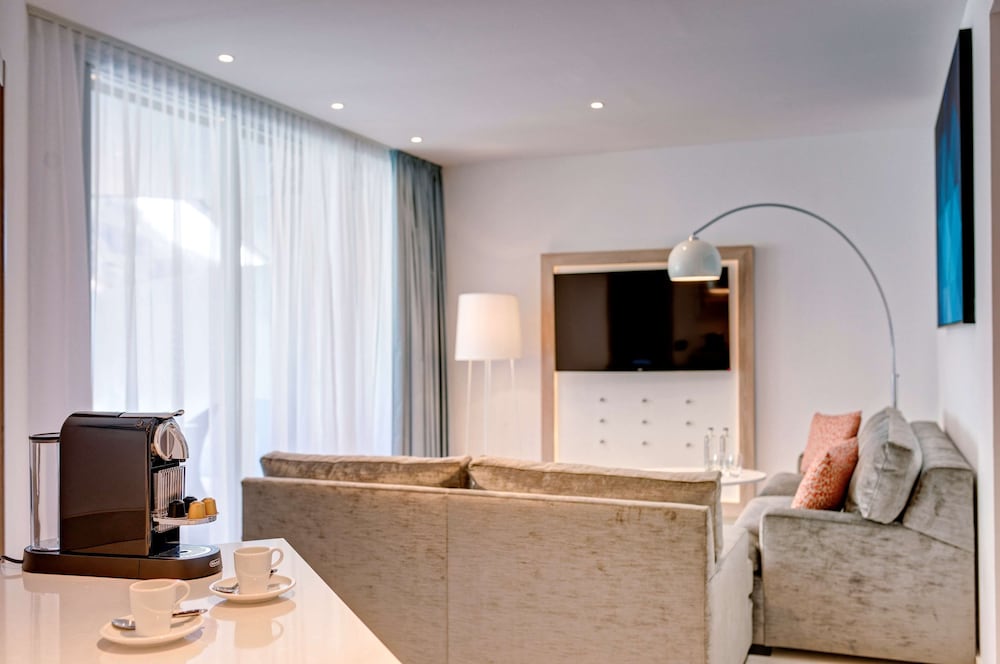 Suite, 2 Bedrooms, Balcony, Pool View photo 2