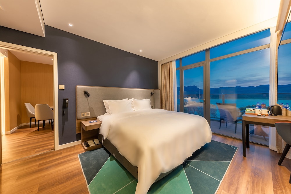 Suite, 1 King Bed - Photo 2