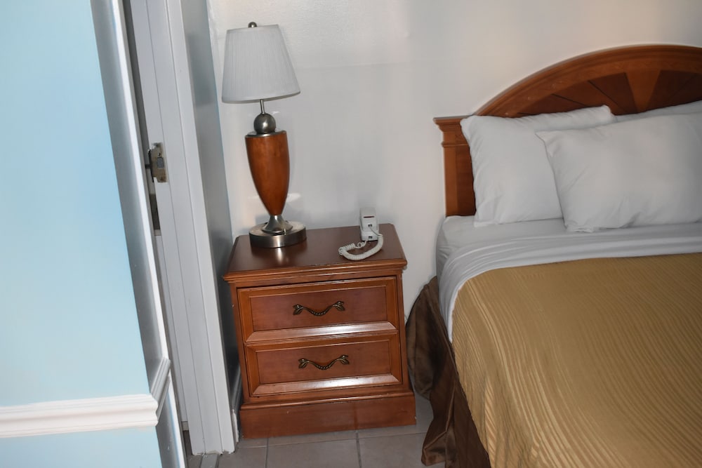 Cottage, 2 Queen Beds, Smoking, Refrigerator & Microwave photo 3
