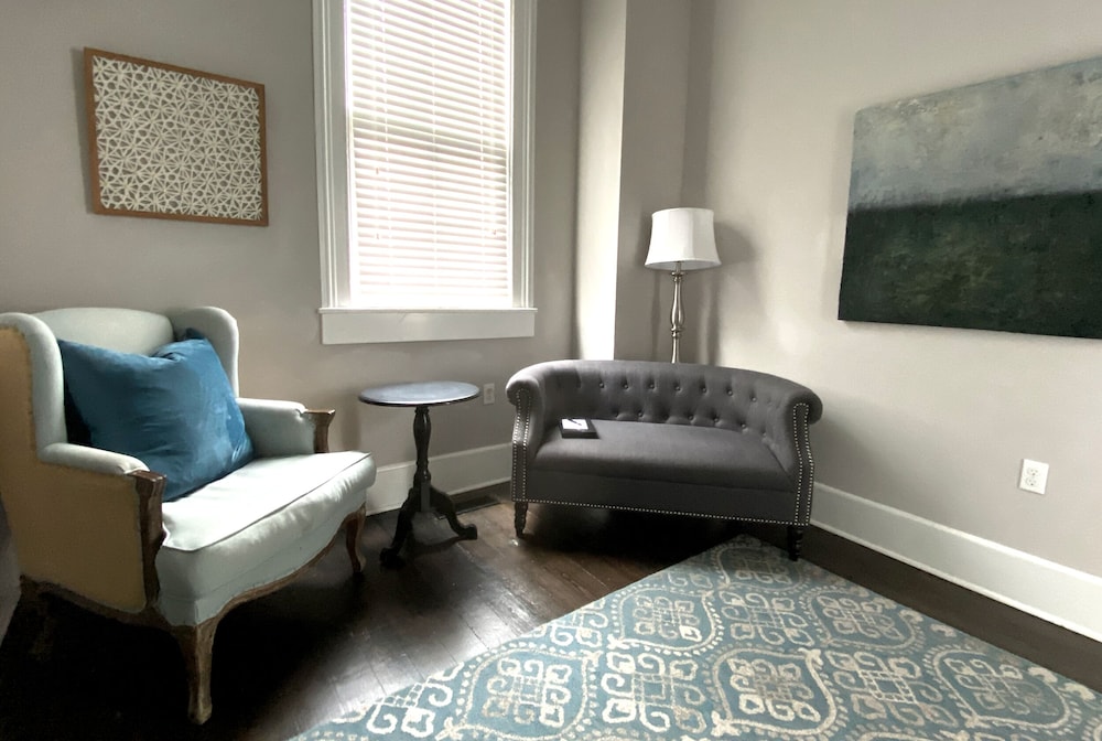Room, 1 Queen Bed (The Tucker) photo 3
