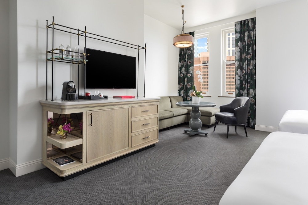 Deluxe Room, 2 Queen Beds, Bathtub, City View (Mobility & Hearing)