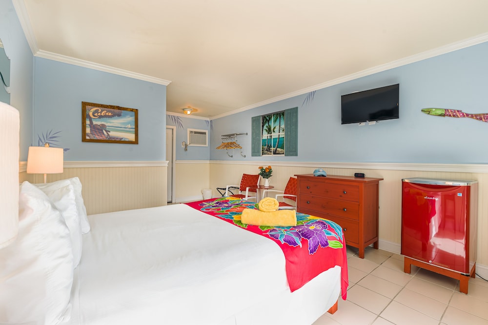 Deluxe Room, 1 Queen Bed, Courtyard Area