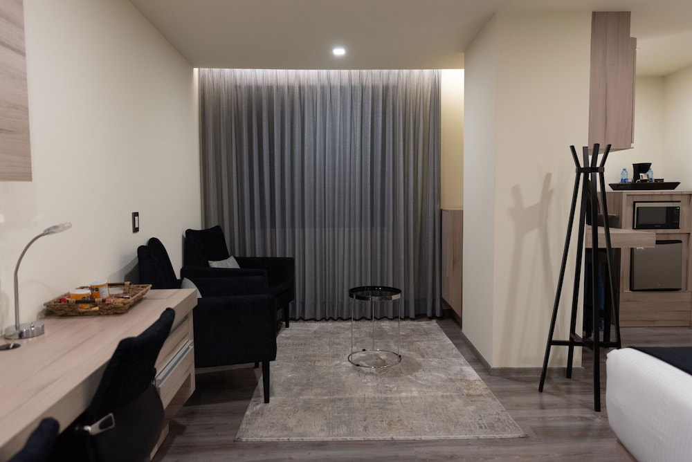 Superior Room, 1 King Bed photo 1