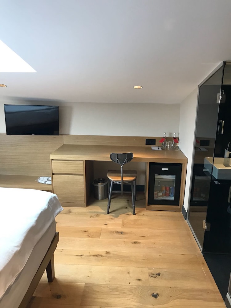Corner Room photo 2