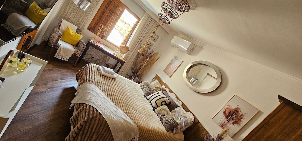Signature Double Room, 1 Queen Bed, Pool View