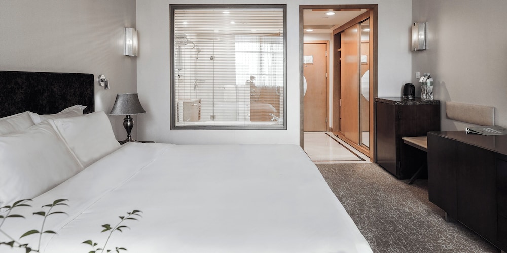 Standard Room, 1 King Bed, Club Lounge Access - Photo 5