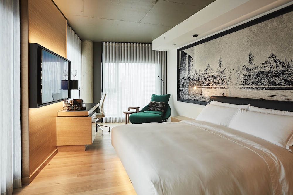 Premier Room, 1 King Bed, City View