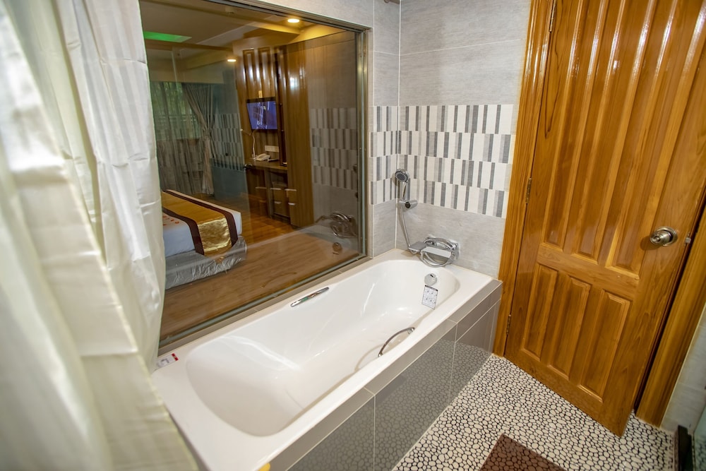 Premier Deluxe Room - Photo 13