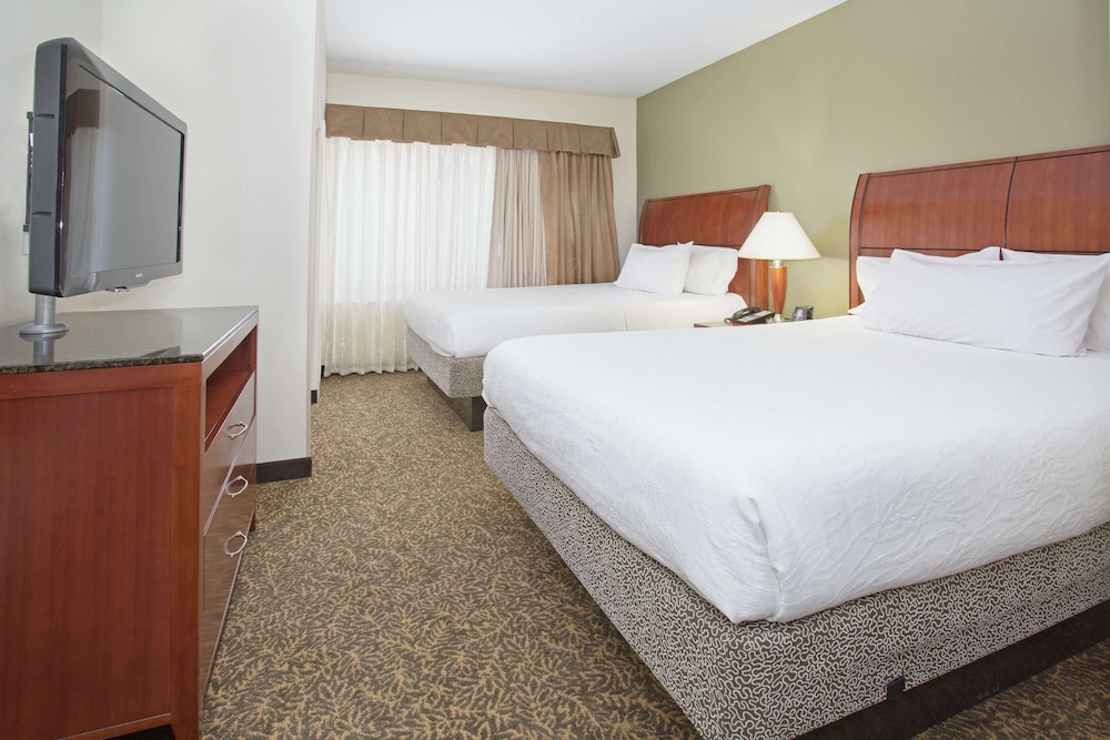 Junior Suite, 2 Queen Beds, Mobility Accessible, Roll-In Shower - Photo 2