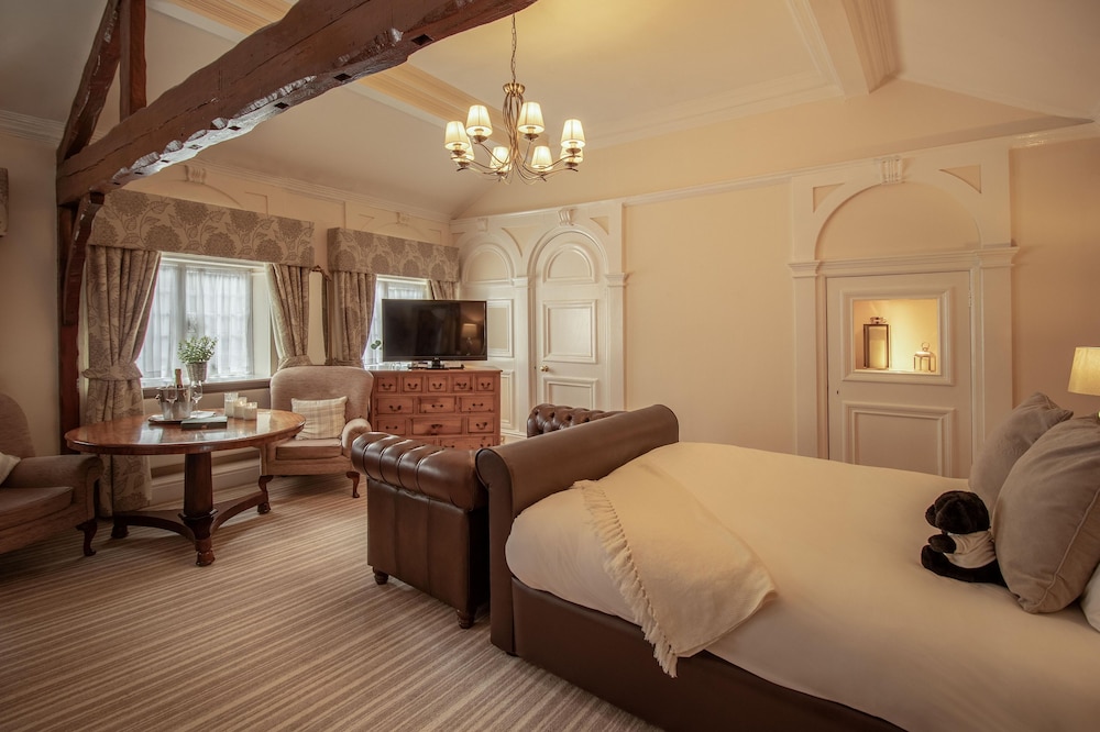 Suite - Photo 1