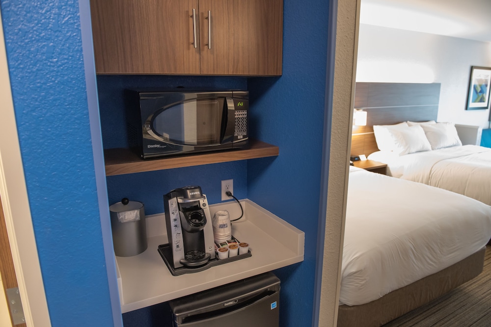 Suite, 1 Queen Bed with Sofa bed photo 1