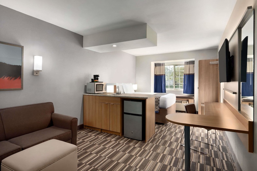 Studio Suite, 1 Queen Bed, Non Smoking - Photo 1