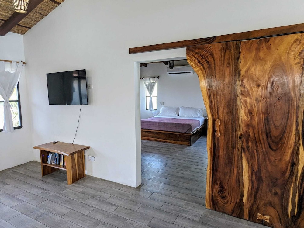 Premium Studio Suite, 1 King Bed, Kitchen, Ocean View photo 3