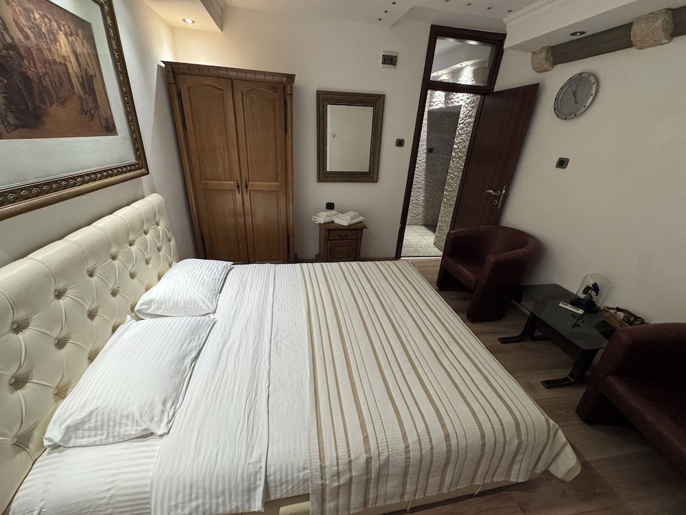 Deluxe Condo, City View