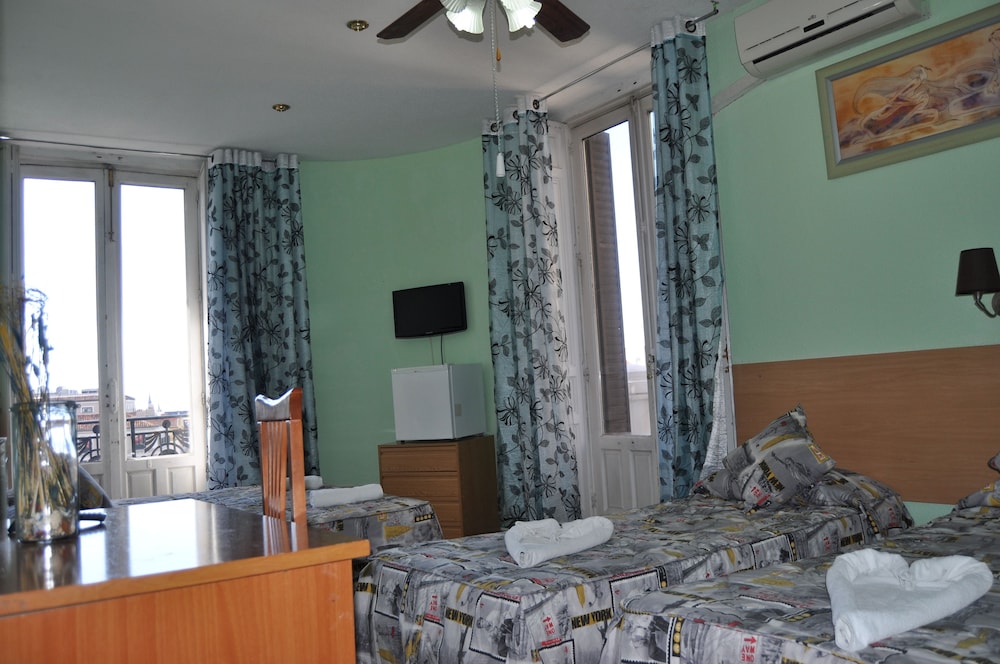 Habitación Cuádruple Básica con Baño Privado