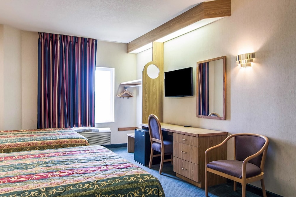Standard Room, 2 Queen Beds, Non Smoking - Photo 2