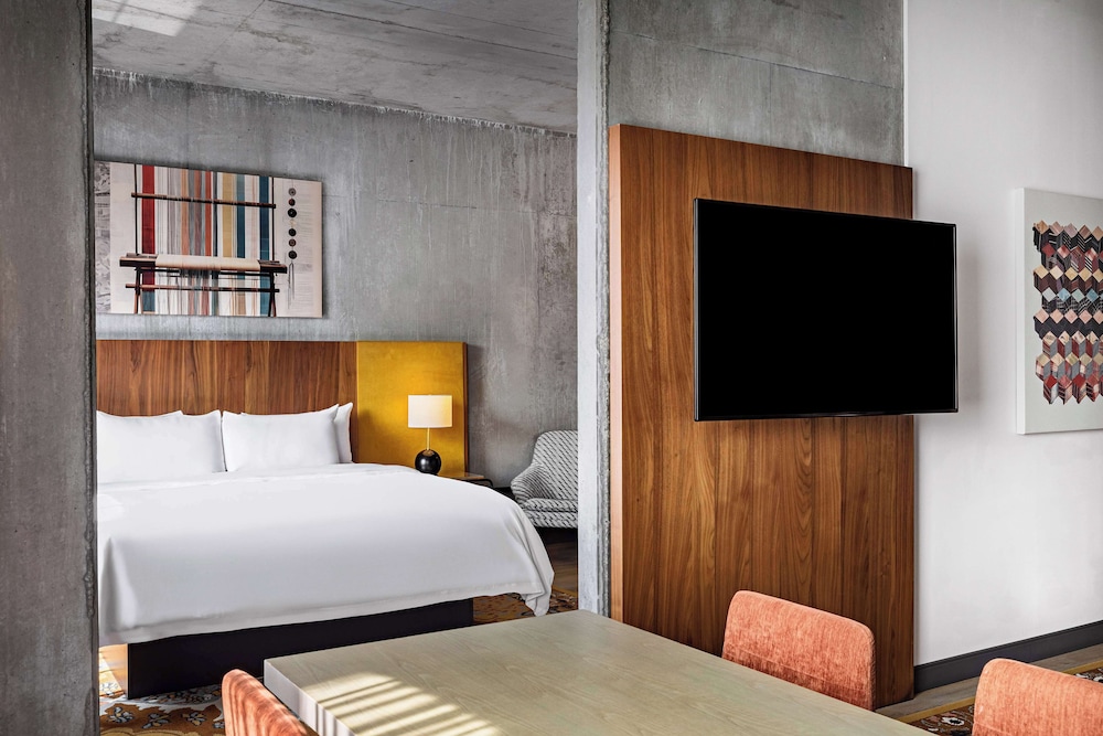 Suite, 1 Bedroom - Photo 10