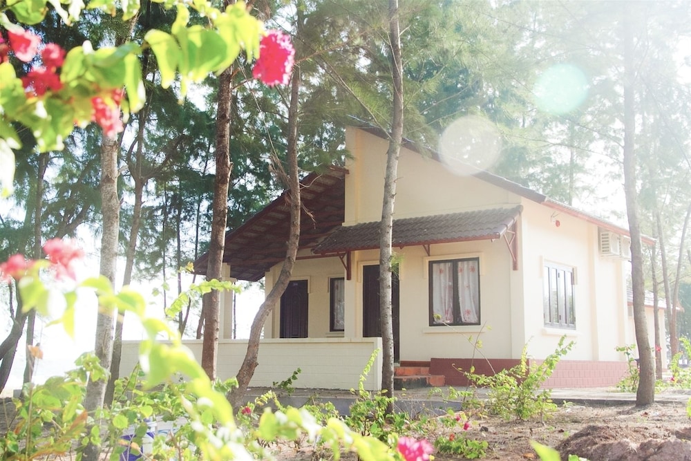 Deluxe Beach Bungalow photo 3