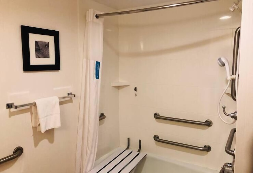 Standard Room, 2 Queen Bed Accessible Tub photo 2