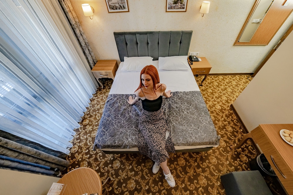 Standard Room with City View and French Balcony (Double Bed) - Photo 8