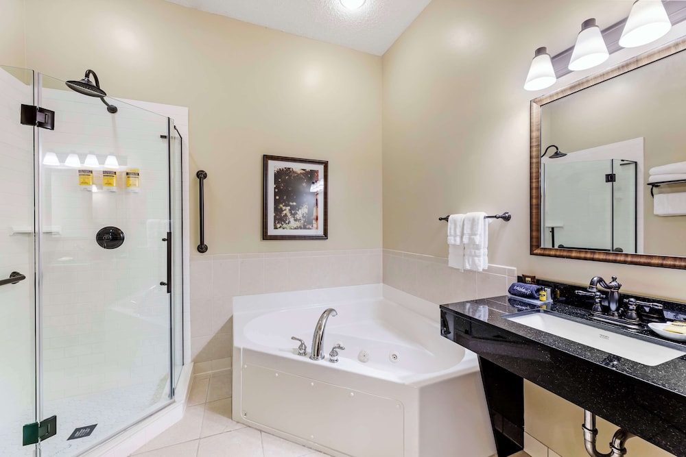 Suite, 2 Queen Beds, Non Smoking, Jetted Tub (with Sofabed) photo 2