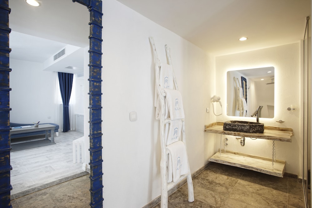 Suite, Jetted Tub, Partial Sea View photo 2